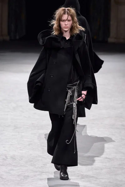 Look 16